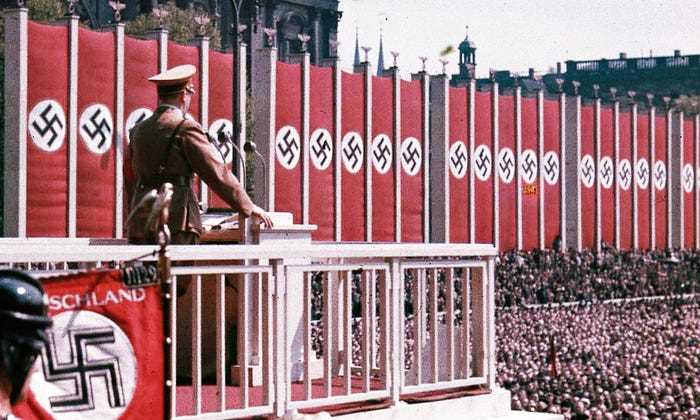 De Verwoestende Invloed van Hitler’s Toespraken – Een Analyse van Propaganda en Manipulatie